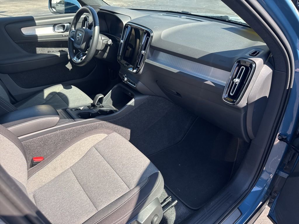 Used 2024 Volvo XC40 B5 Core image 47
