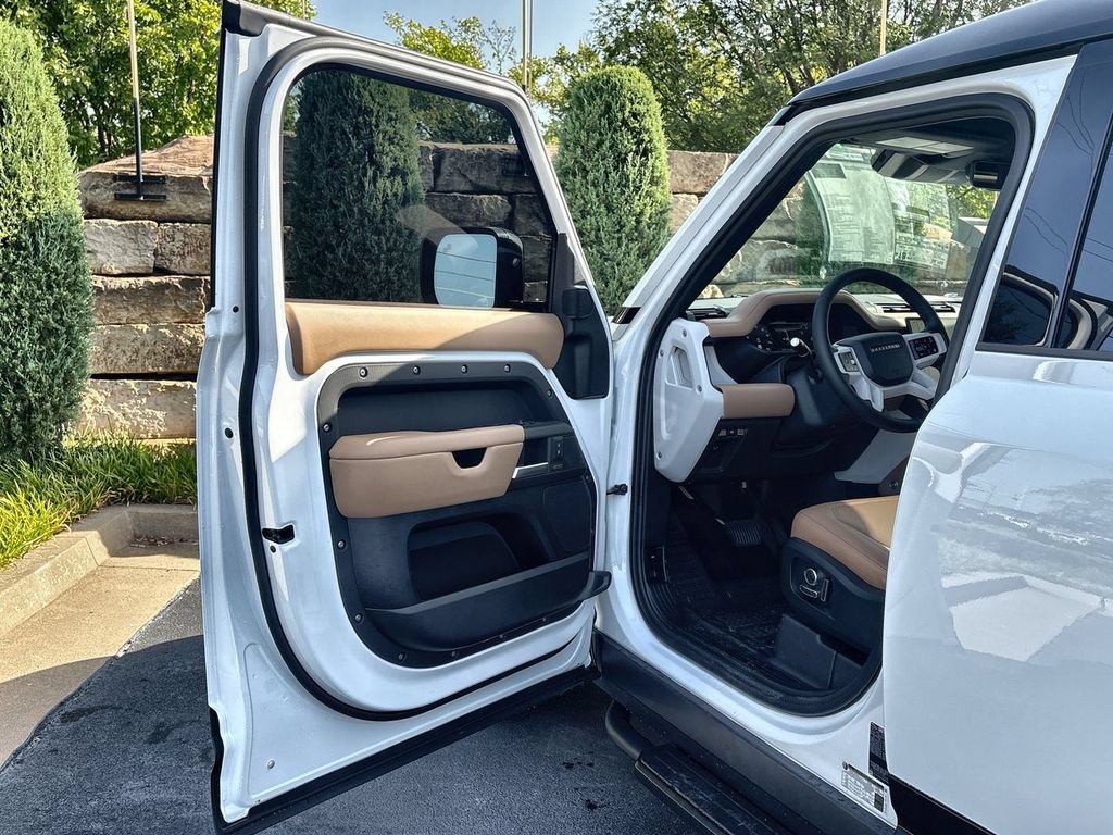 New 2026 Land Rover Defender 130 X-Dynamic SE AWD/4WD image 17