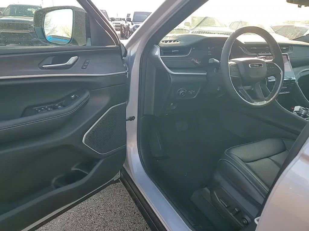 New 2025 Jeep Grand Cherokee Limited w/ Luxury Tech Group II image 9