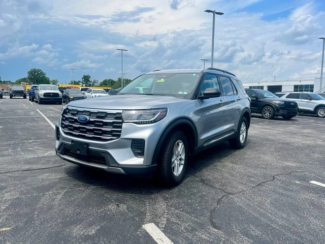 Used 2025 Ford Explorer Active AWD/4WD image 4
