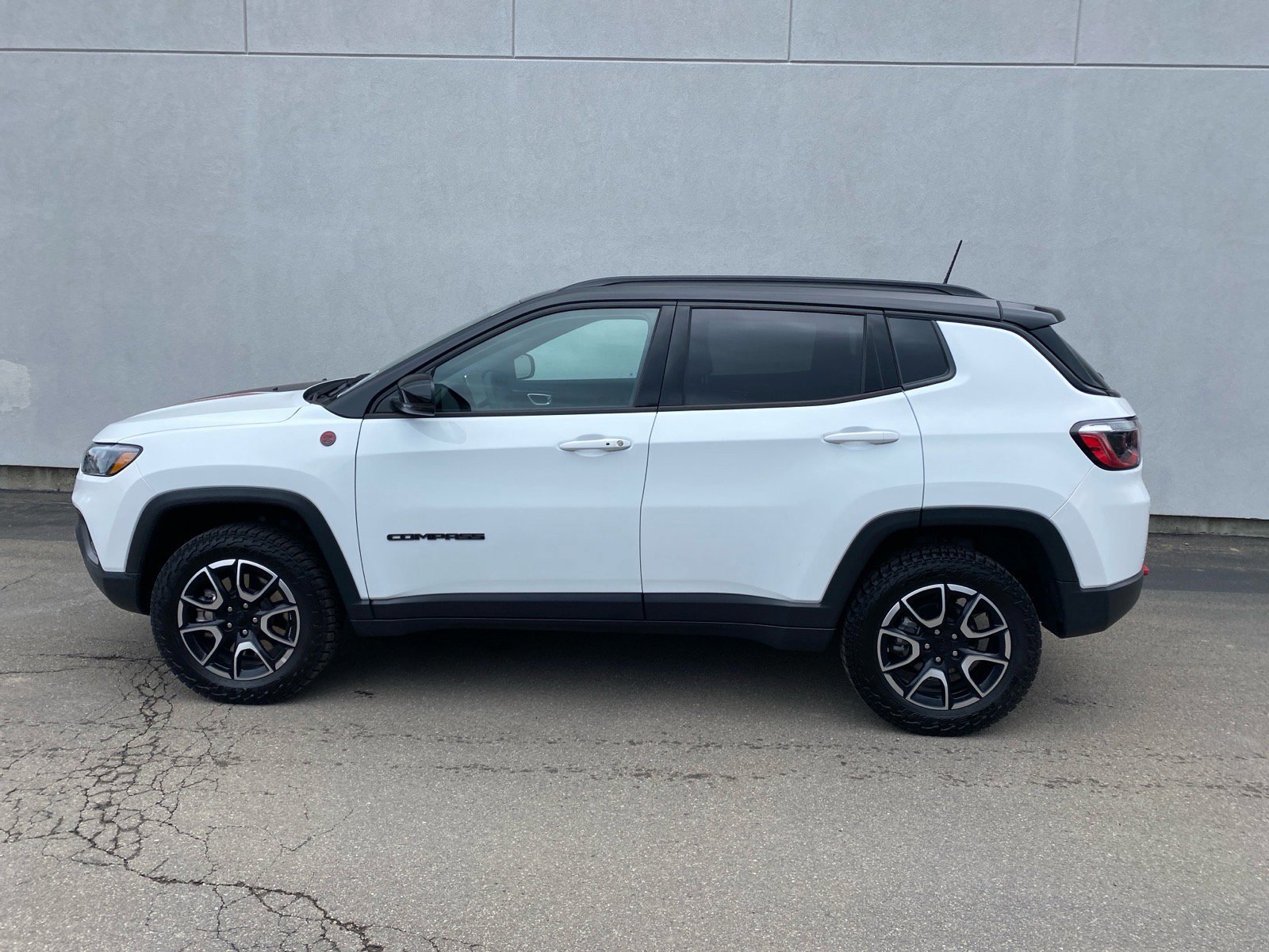 Used 2024 Jeep Compass Trailhawk image 2