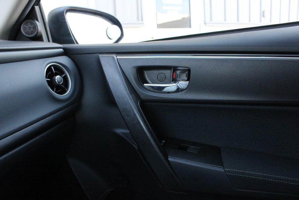 Used 2018 Toyota Corolla LE FWD image 21