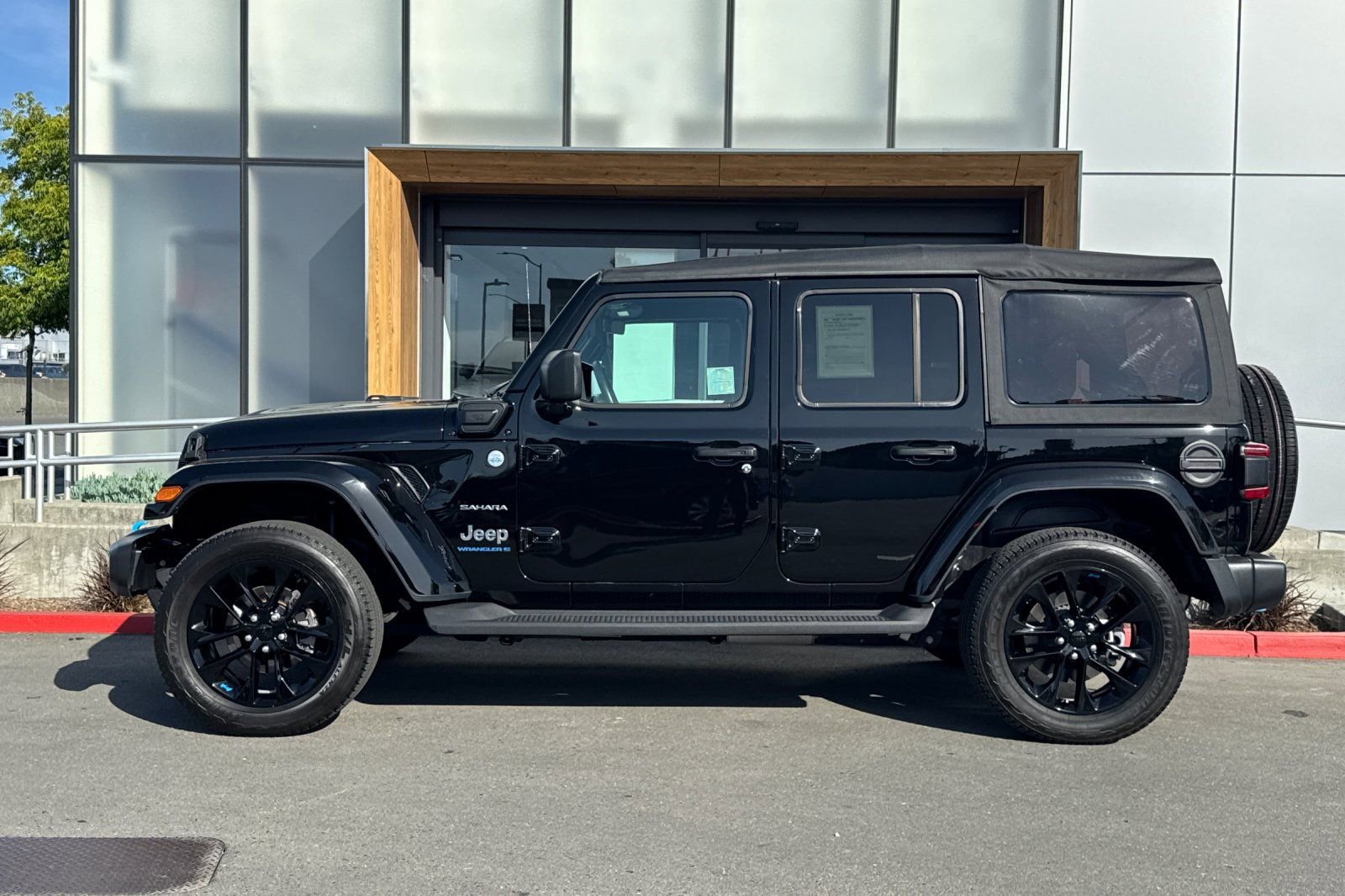 Used 2023 Jeep Wrangler Unlimited Sahara w/ Cold Weather Group AWD/4WD image 5
