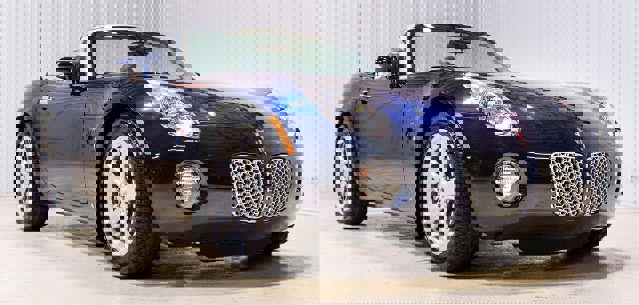 Used 2006 Pontiac Solstice Convertible w/ Premium Package image 1