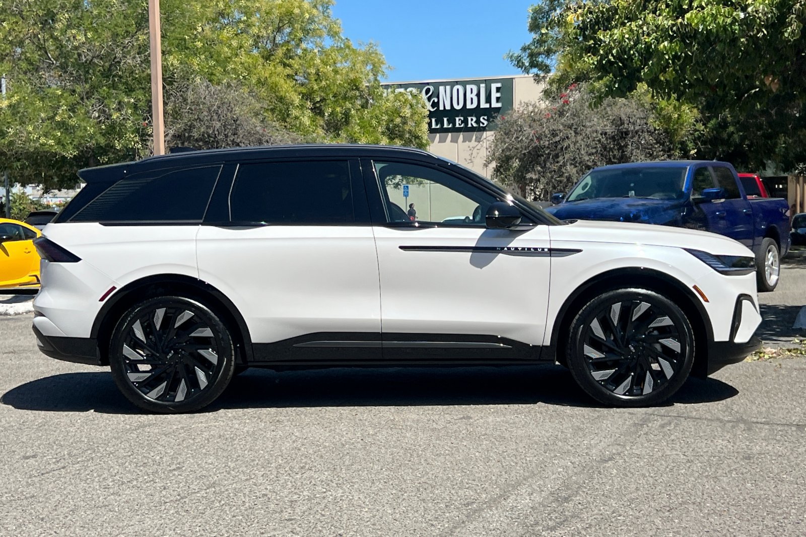 New 2026 Lincoln Nautilus Reserve w/ Jet Appearance Package AWD/4WD image 3