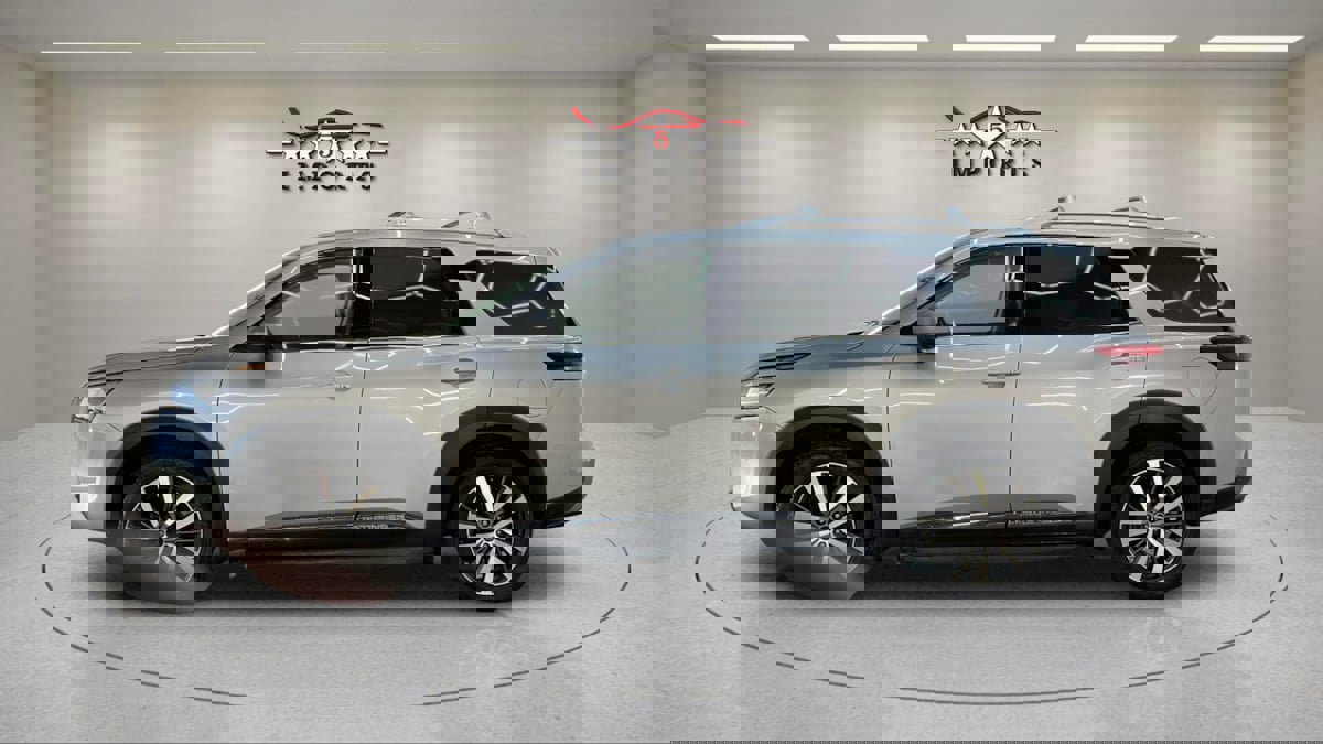 Used 2022 Nissan Pathfinder Platinum w/ Cargo Package image 2