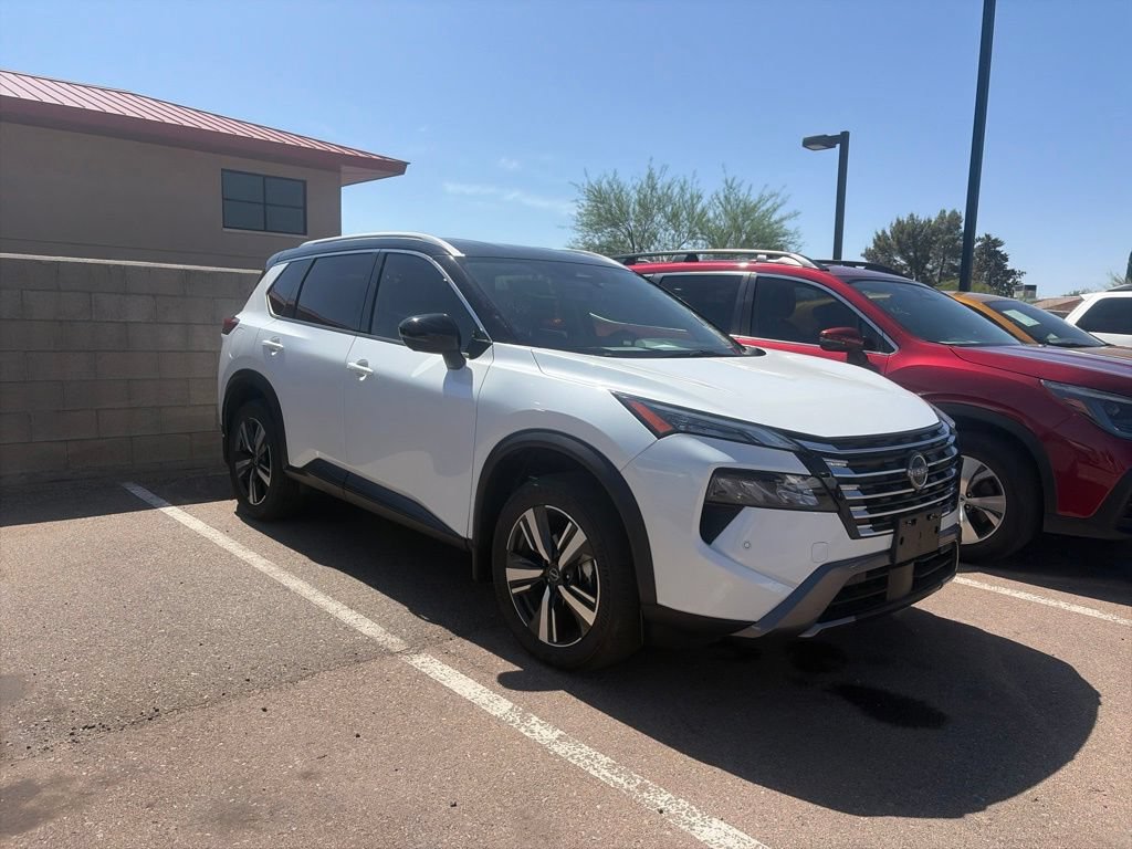 Used 2025 Nissan Rogue SL AWD/4WD image 3