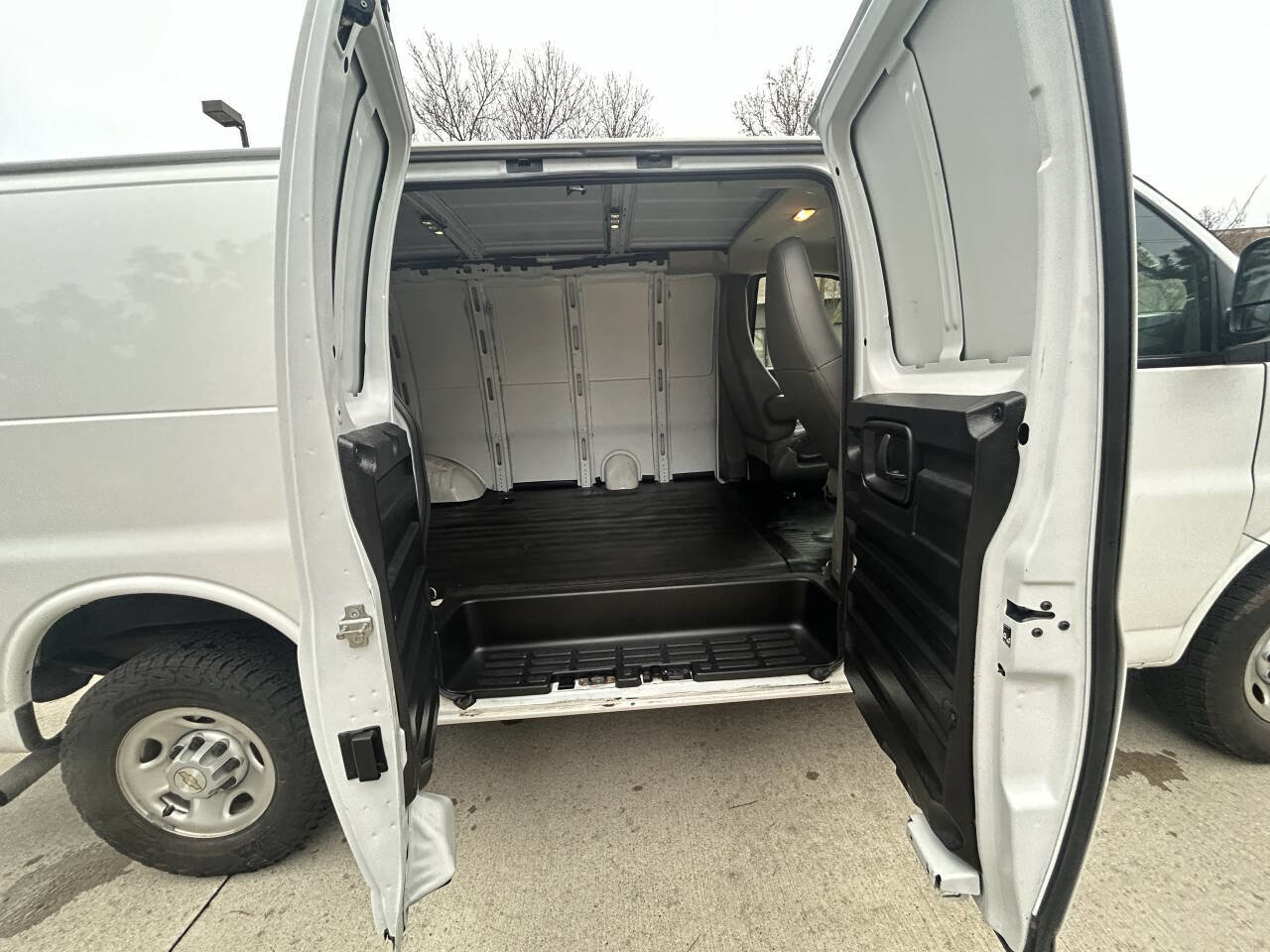 Used 2022 Chevrolet Express 2500 image 16