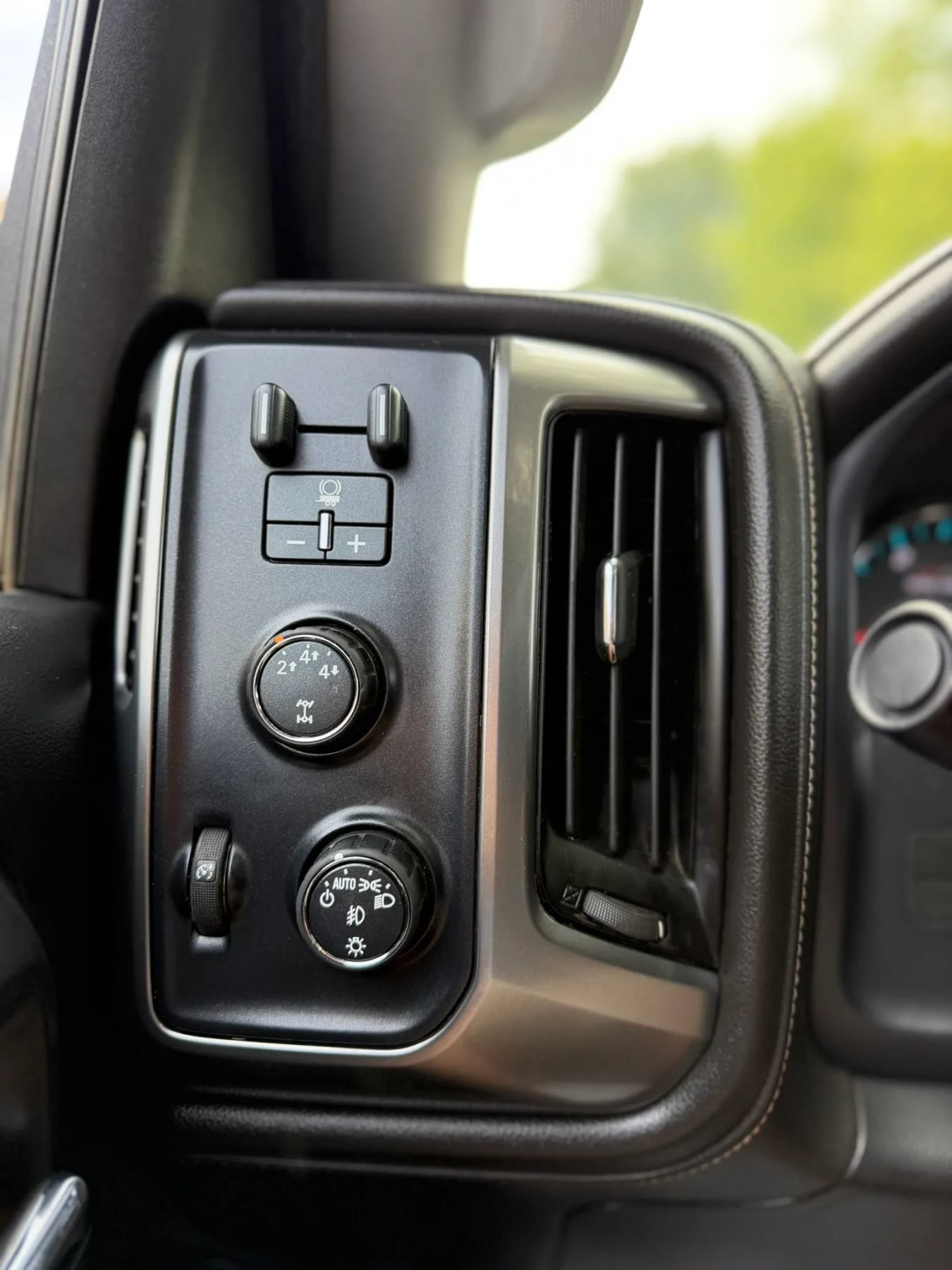 Used 2016 Chevrolet Silverado 2500 LTZ w/ Duramax Plus Package AWD/4WD image 13