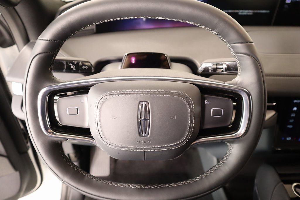 New 2025 Lincoln Navigator Reserve w/ Jet Appearance Package image 3