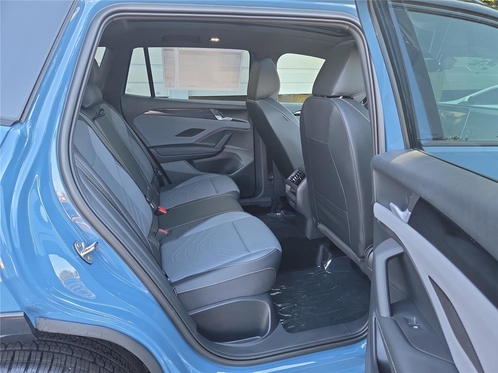 New 2025 Volkswagen Tiguan SE R-Line image 33