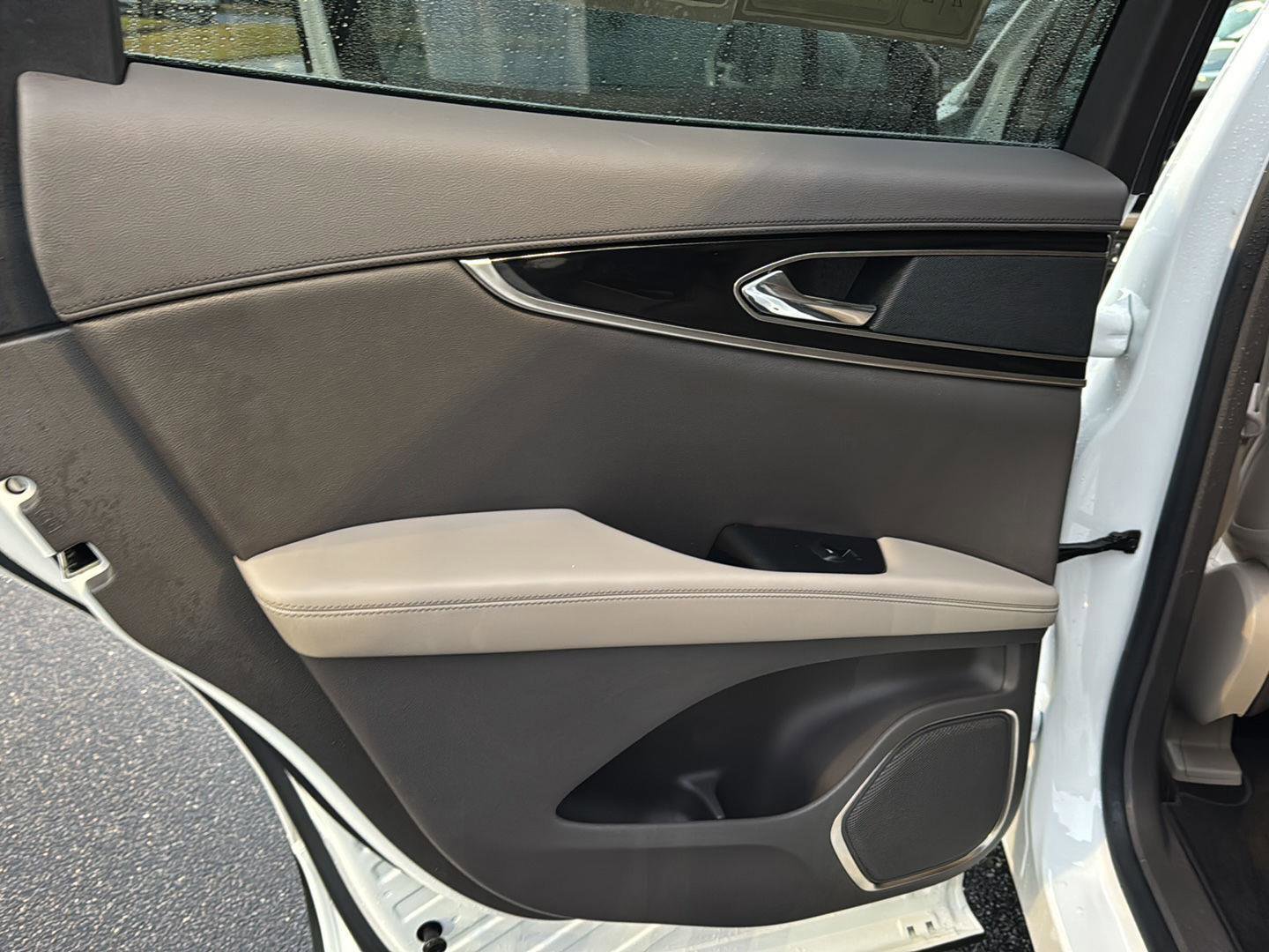 Used 2022 Lincoln Nautilus FWD w/ Premium Package image 15