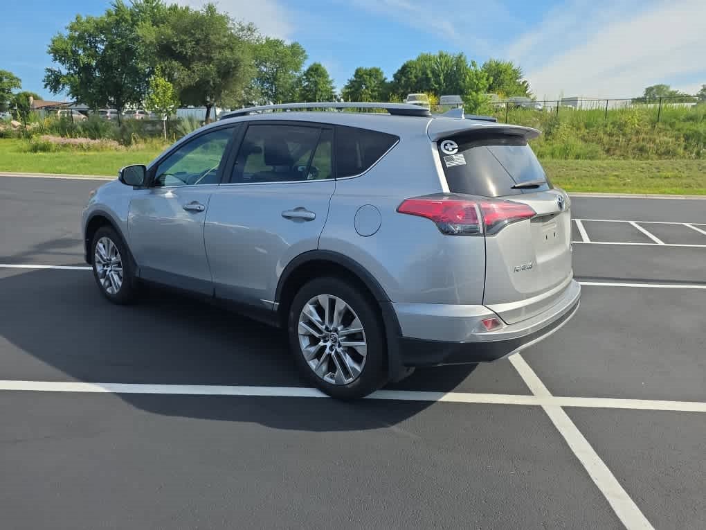 Used 2017 Toyota RAV4 XLE AWD/4WD image 4