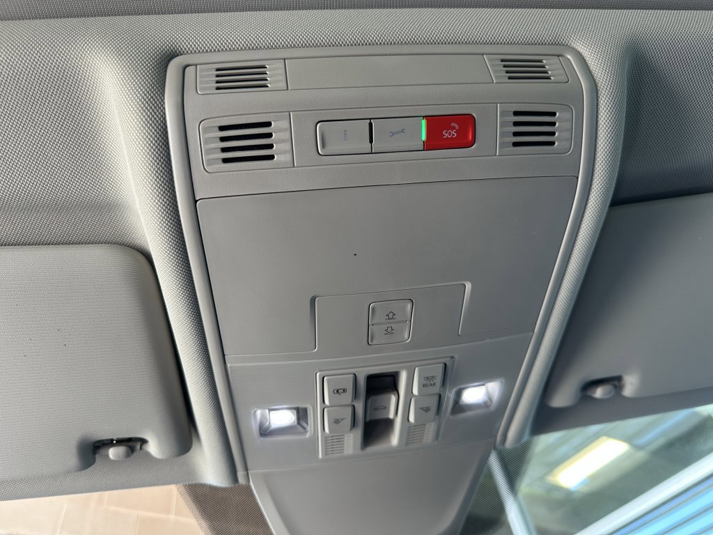 Used 2022 Volkswagen Tiguan SE w/ Panoramic Sunroof Package image 29