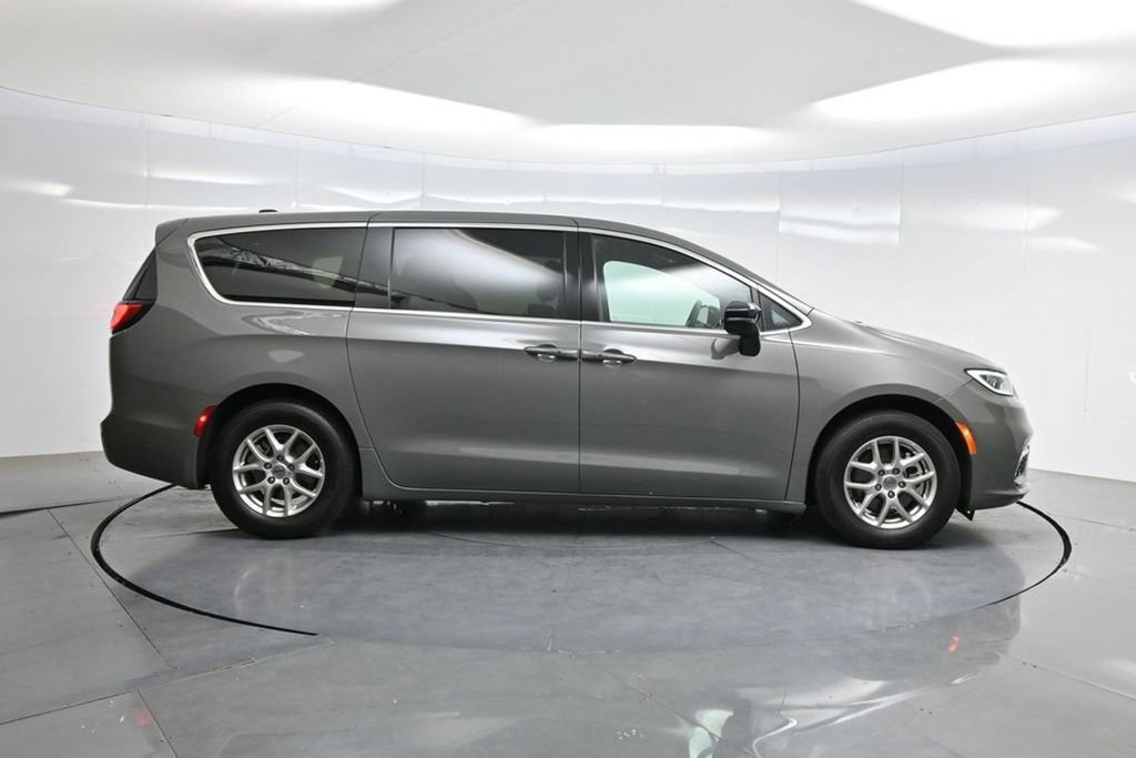 Used 2025 Chrysler Pacifica Select FWD image 47