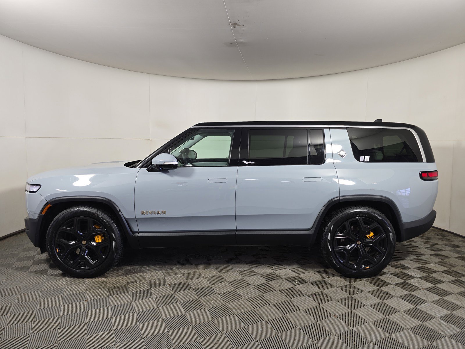 Used 2024 Rivian R1S Adventure AWD/4WD image 2