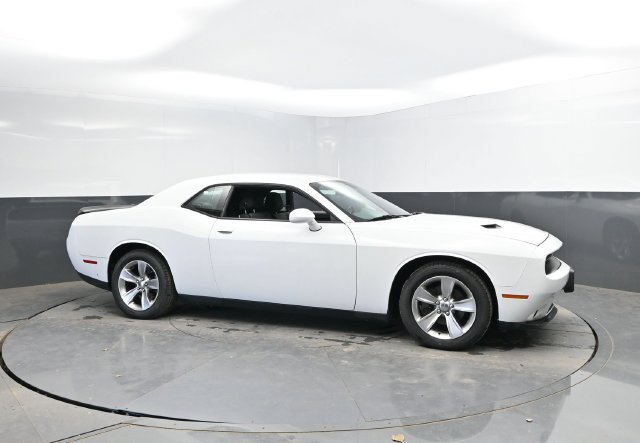 Used 2015 Dodge Challenger SXT RWD image 3