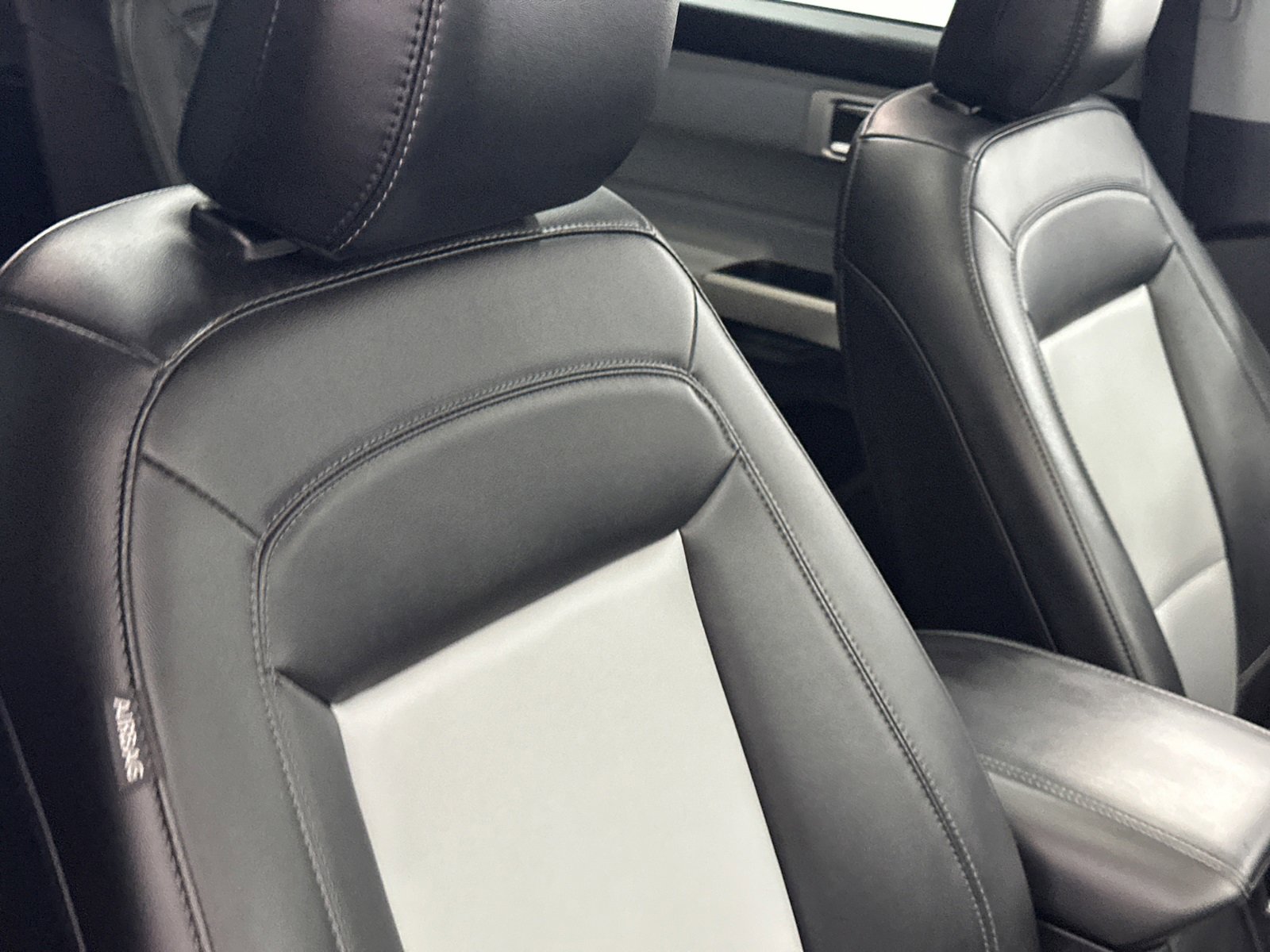 Used 2022 Ford Explorer XLT w/ Equipment Group 202A image 11