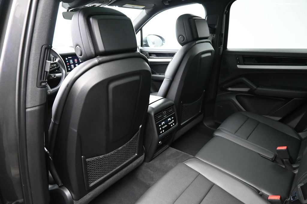 Certified 2024 Porsche Cayenne AWD/4WD image 8