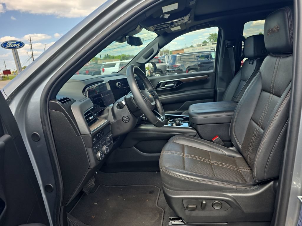 Used 2025 Chevrolet Tahoe High Country AWD/4WD image 31