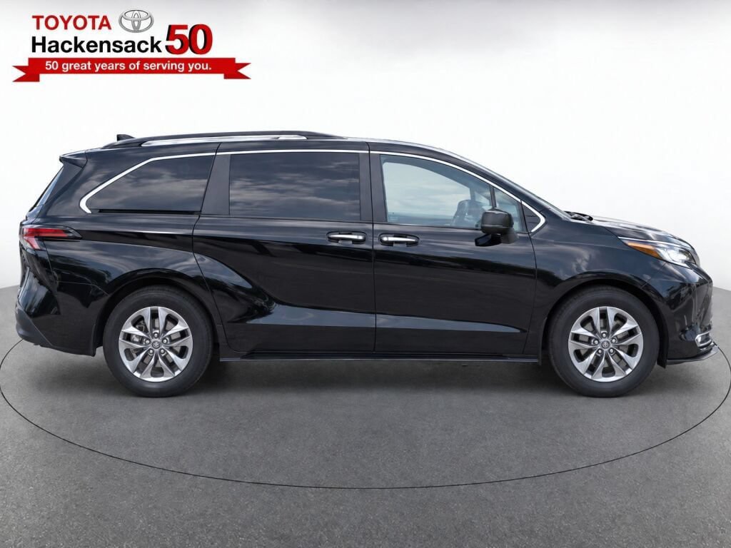 Used 2026 Toyota Sienna XLE FWD image 8