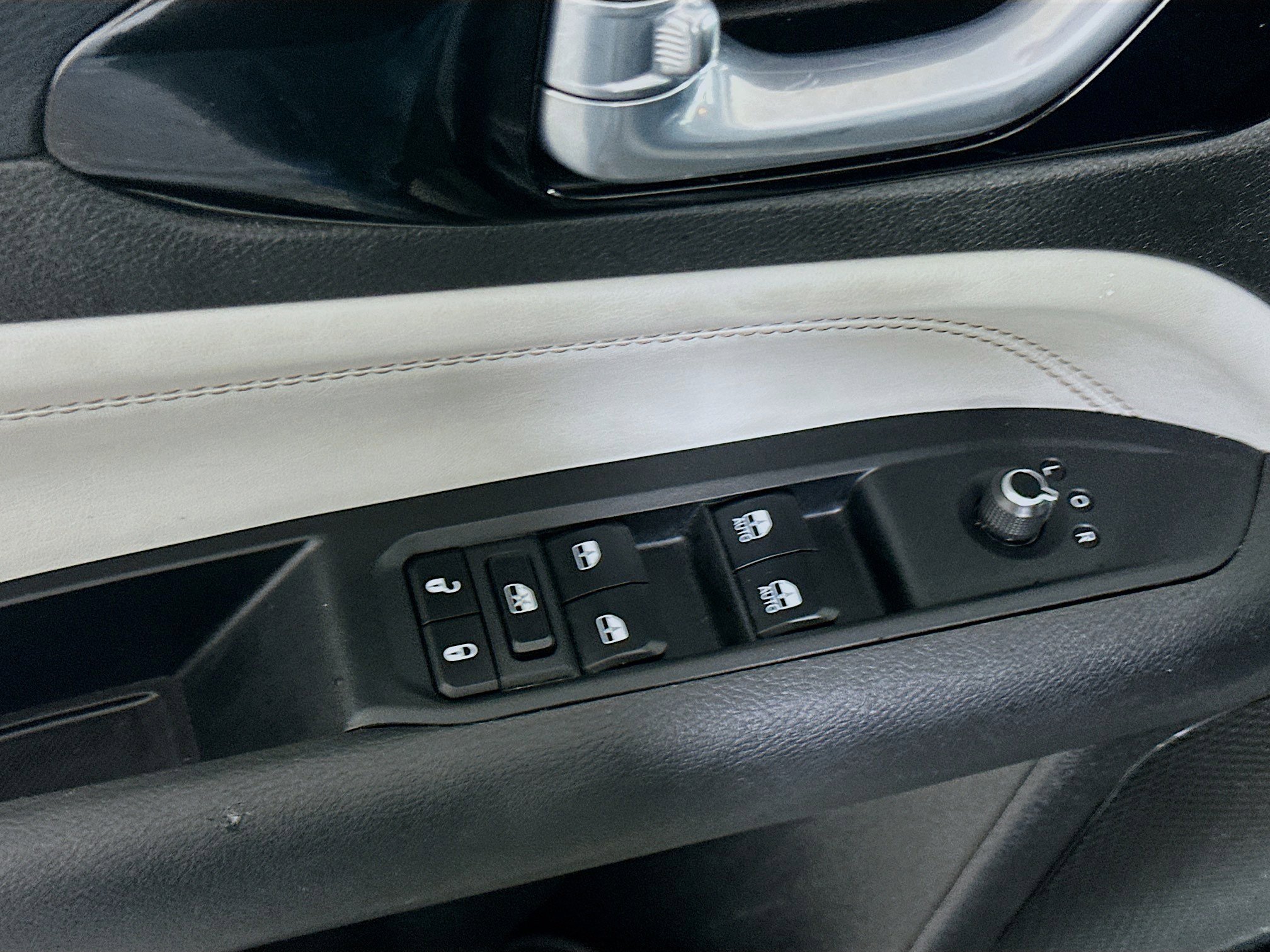 Used 2025 Jeep Compass Limited image 15