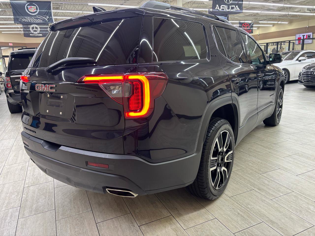 Used 2021 GMC Acadia SLT w/ Elevation Edition FWD image 11