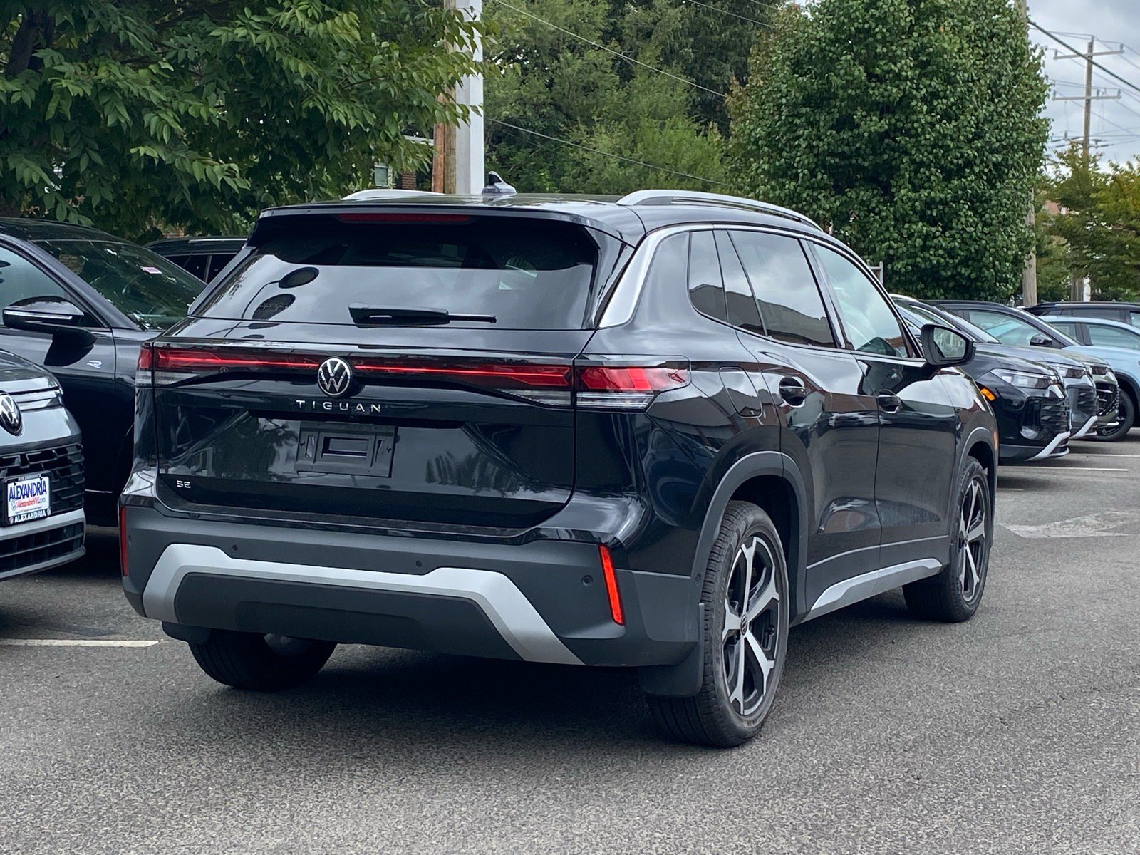 New 2026 Volkswagen Tiguan SE FWD image 2