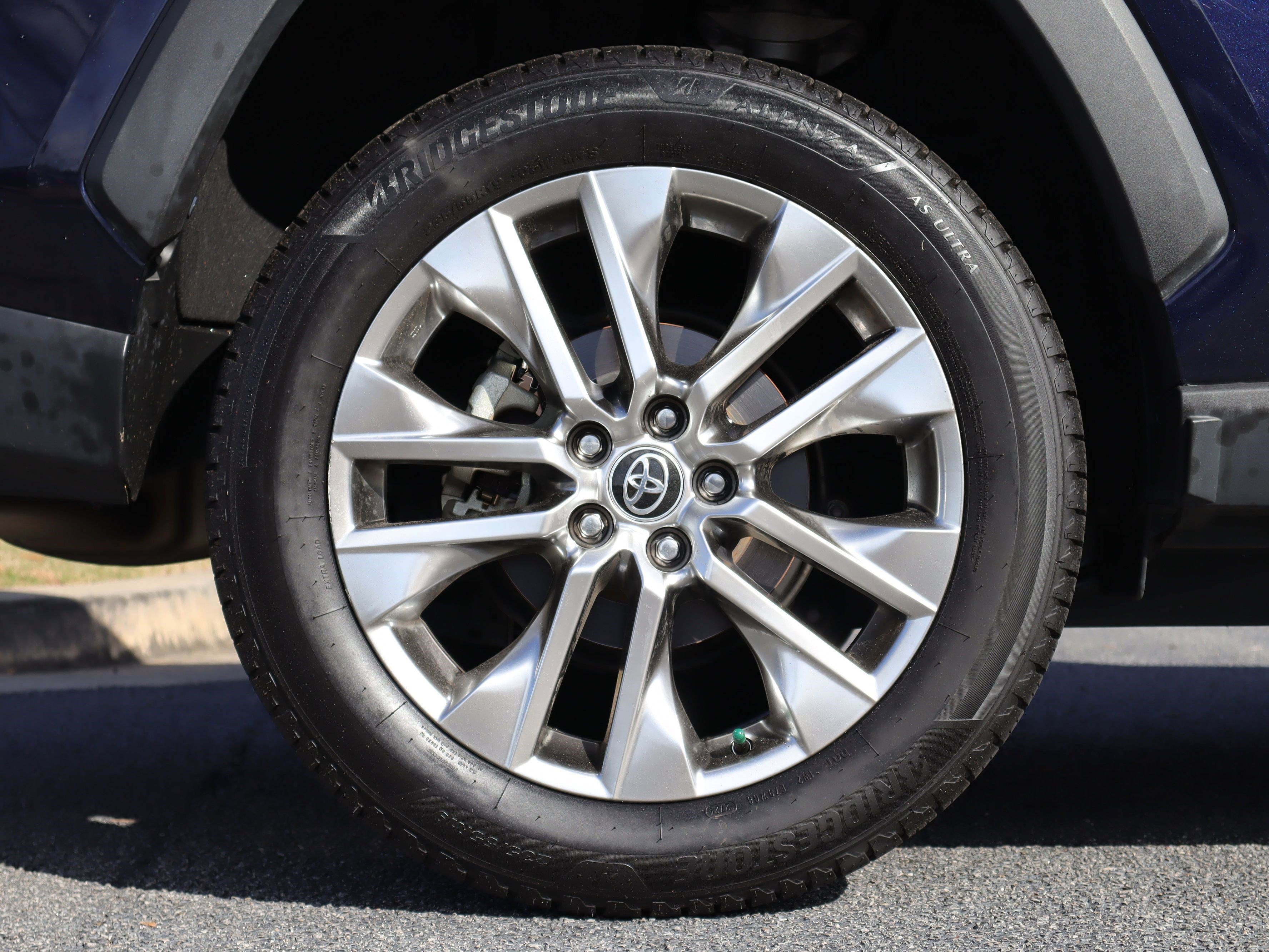 Used 2021 Toyota RAV4 XLE Premium image 31