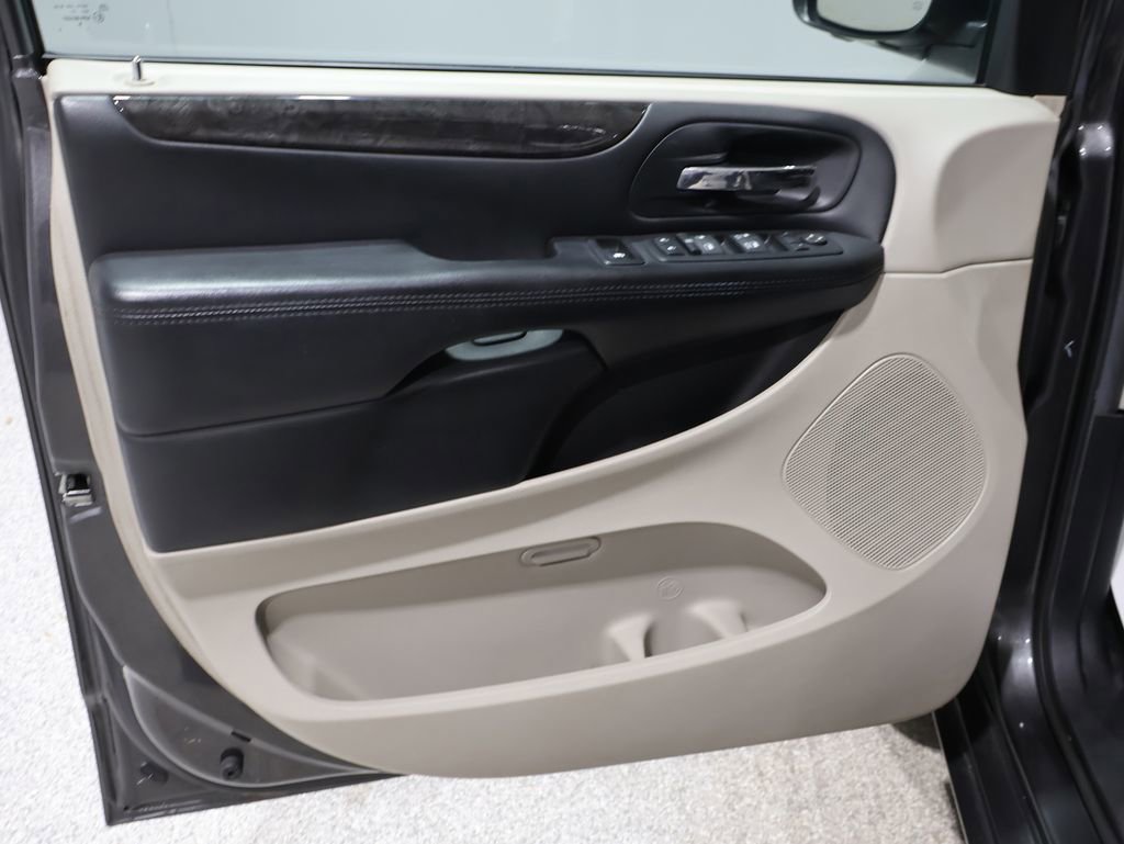 Used 2016 Dodge Grand Caravan SXT image 12