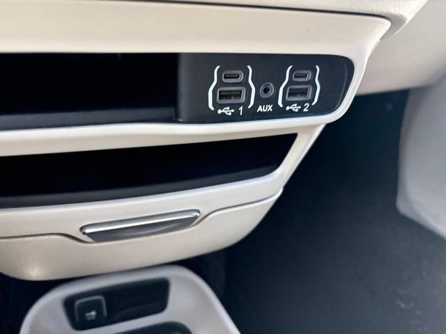 Used 2023 Chrysler Pacifica Touring-L FWD image 34