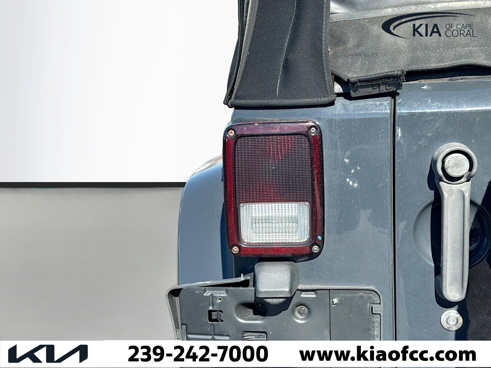 Used 2017 Jeep Wrangler Unlimited Sahara w/ Connectivity Group image 10