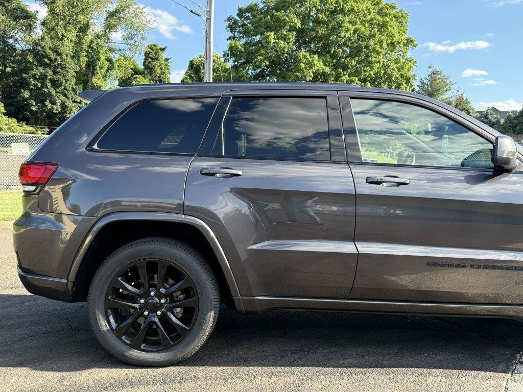 Used 2019 Jeep Grand Cherokee Altitude AWD/4WD image 9