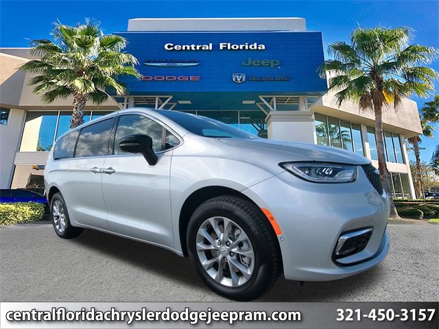 New 2026 Chrysler Pacifica Limited w/ Uconnect Theater Family Group