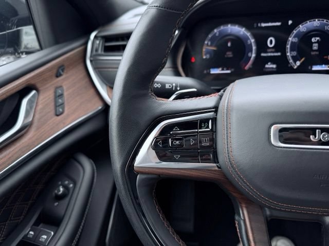 Used 2025 Jeep Grand Cherokee Summit AWD/4WD image 31