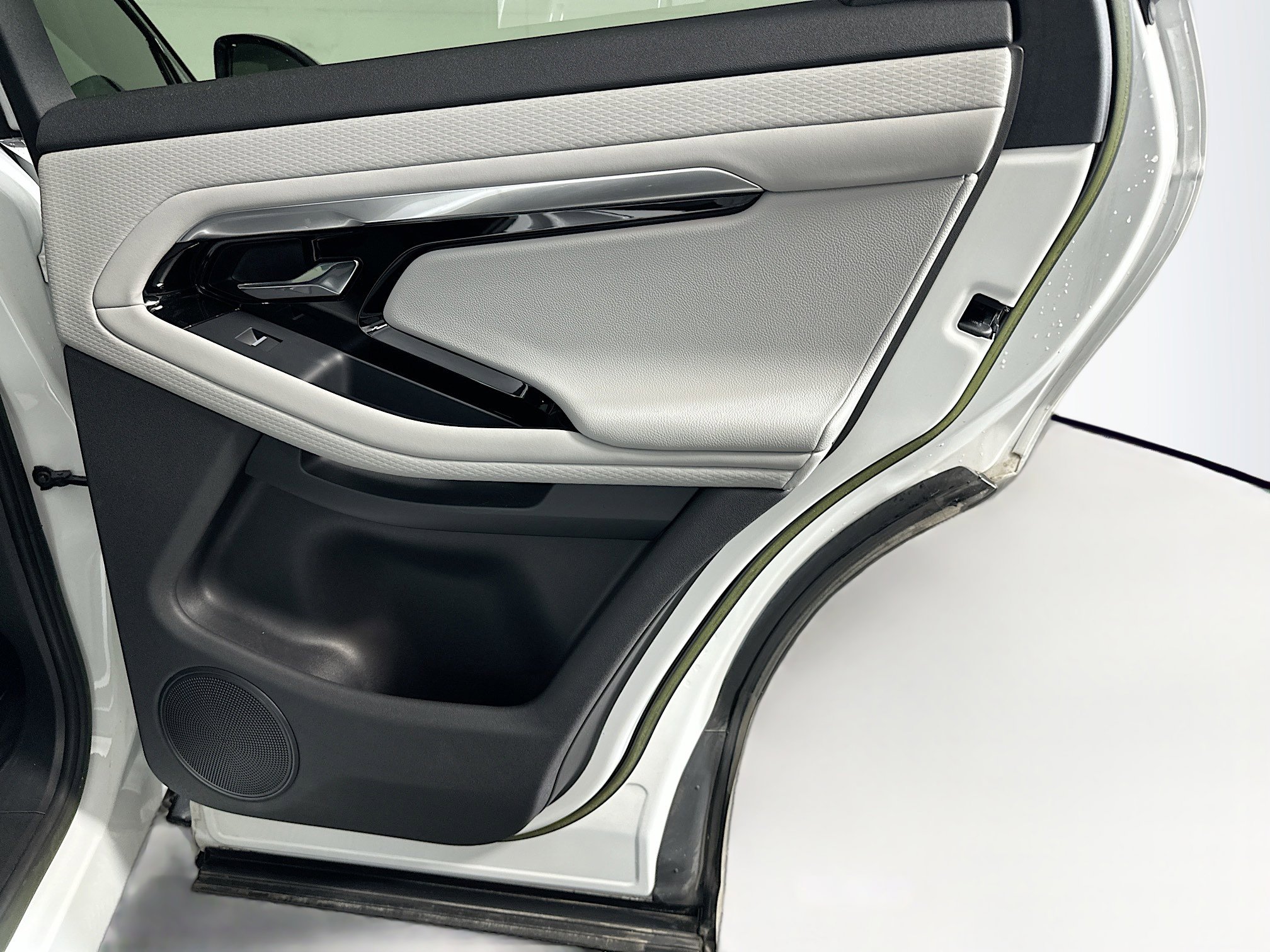 Used 2023 Land Rover Range Rover Evoque R-Dynamic S image 32