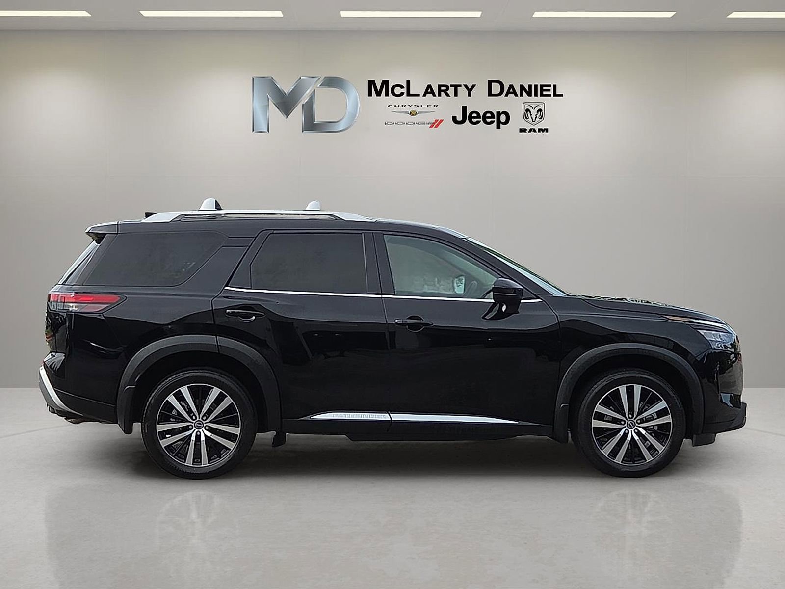 Used 2025 Nissan Pathfinder Platinum w/ Cargo Package AWD/4WD image 6