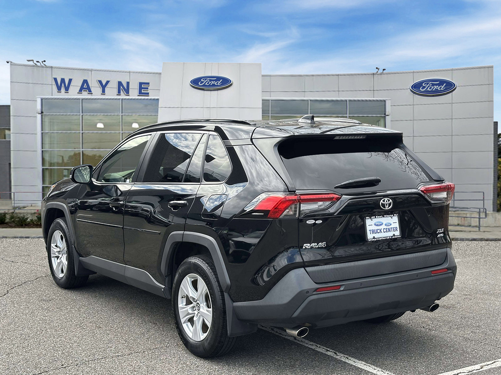 Used 2019 Toyota RAV4 XLE image 4