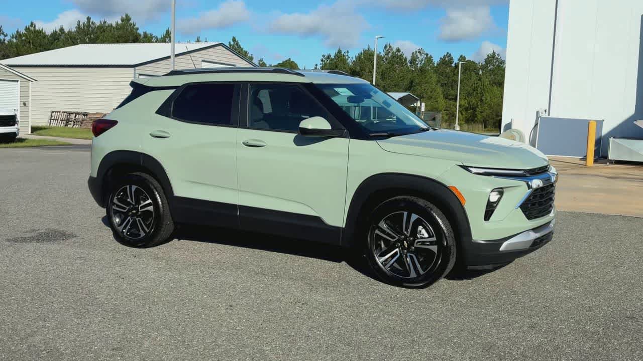 Used 2025 Chevrolet TrailBlazer LT FWD image 2