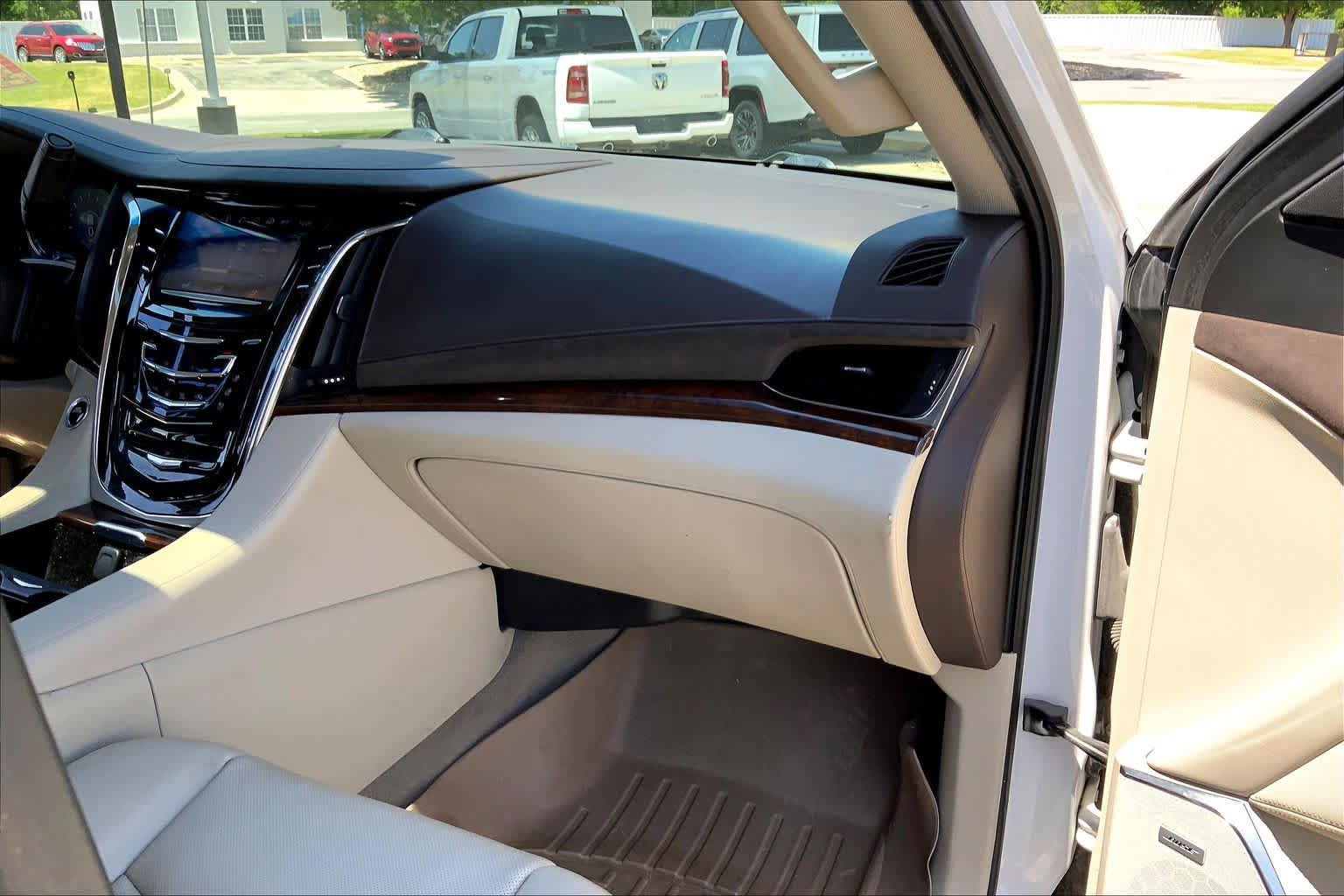 Used 2017 Cadillac Escalade Luxury AWD/4WD image 18