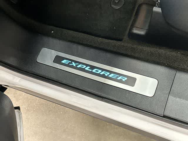 Used 2017 Ford Explorer Platinum AWD/4WD image 31