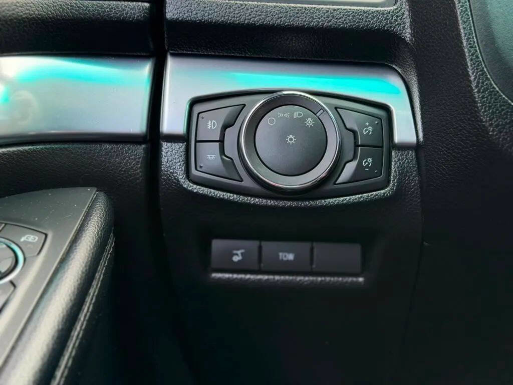 Used 2017 Ford Explorer Limited w/ Equipment Group 301A AWD/4WD image 17