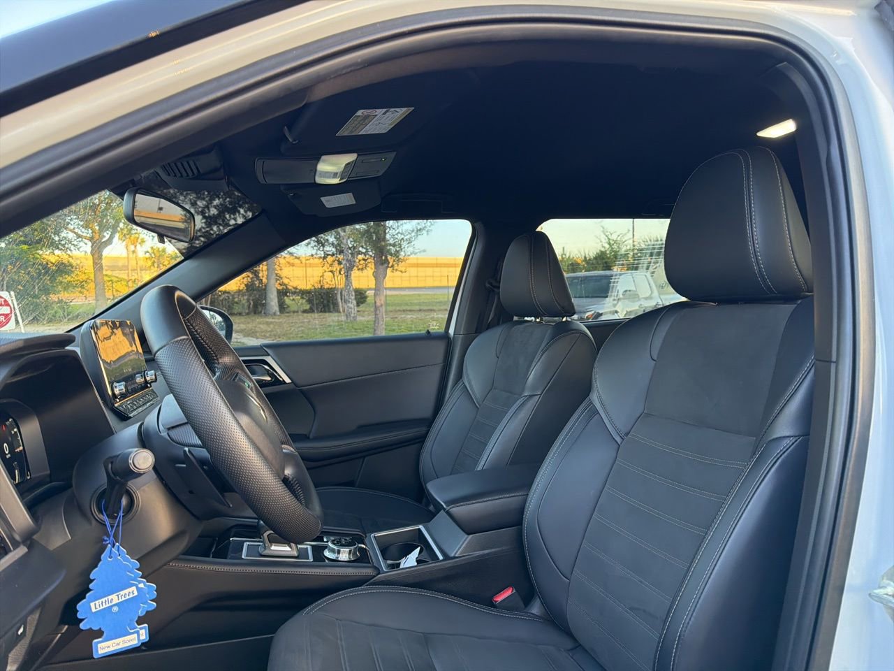 Used 2024 Mitsubishi Outlander SE Black Edition FWD image 9