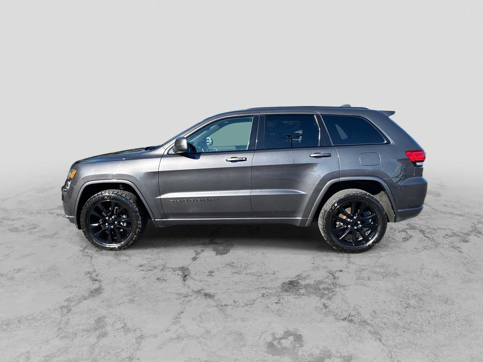 Used 2018 Jeep Grand Cherokee Altitude AWD/4WD image 5