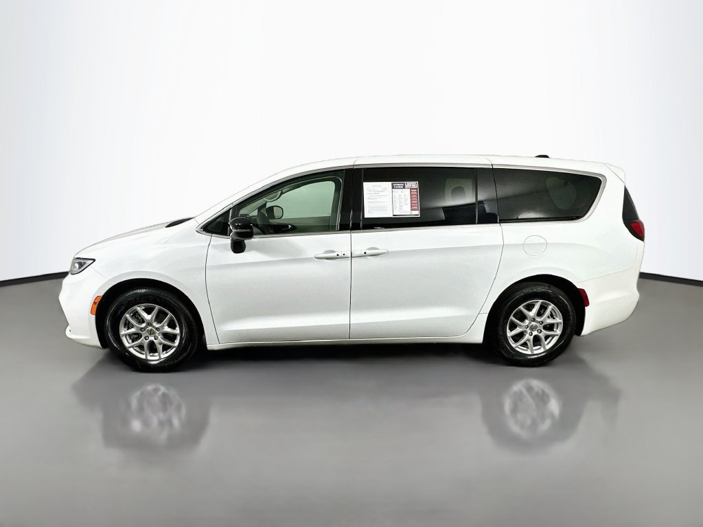 Used 2024 Chrysler Pacifica Touring-L FWD image 5
