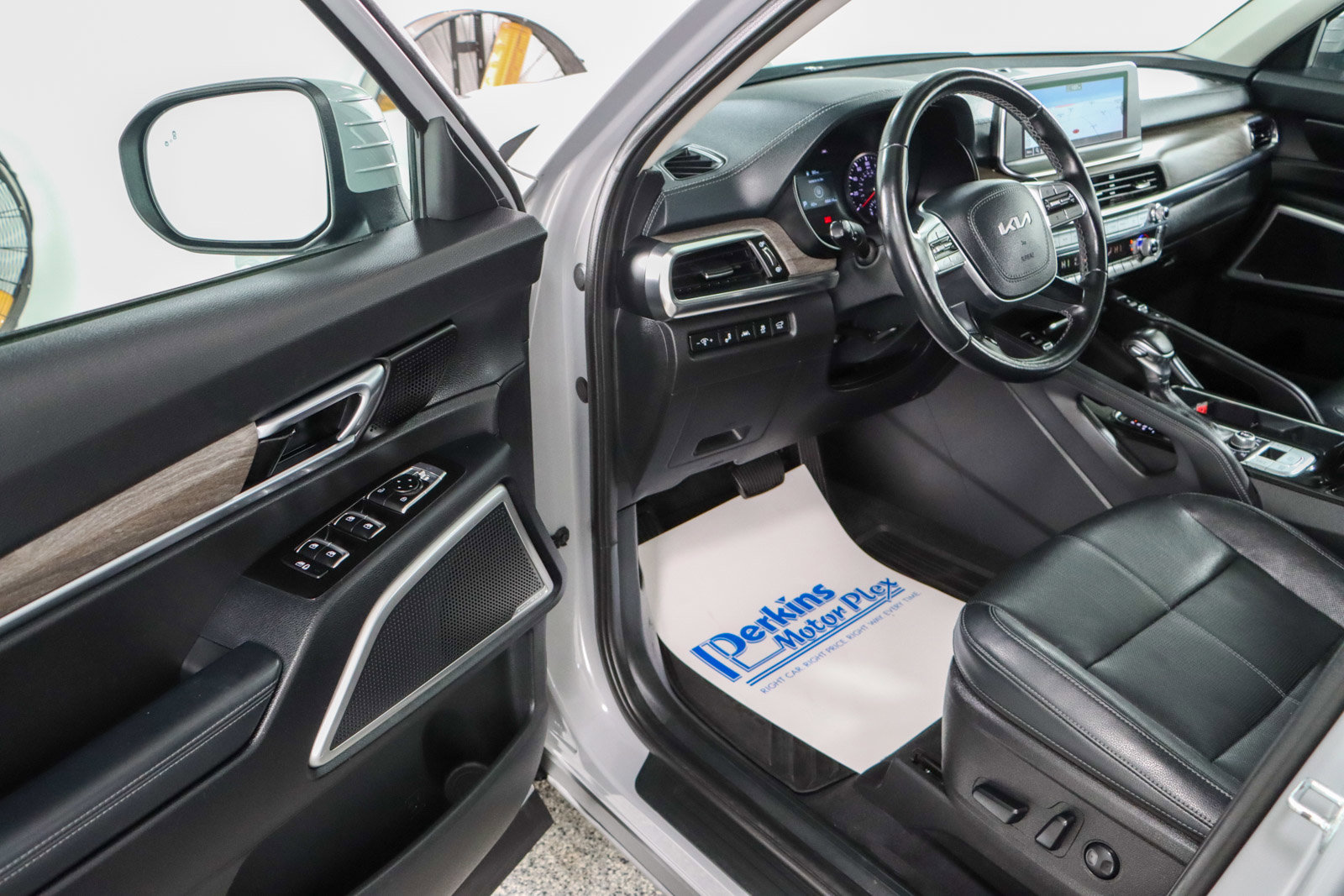 Used 2022 Kia Telluride EX w/ EX Premium Package image 3