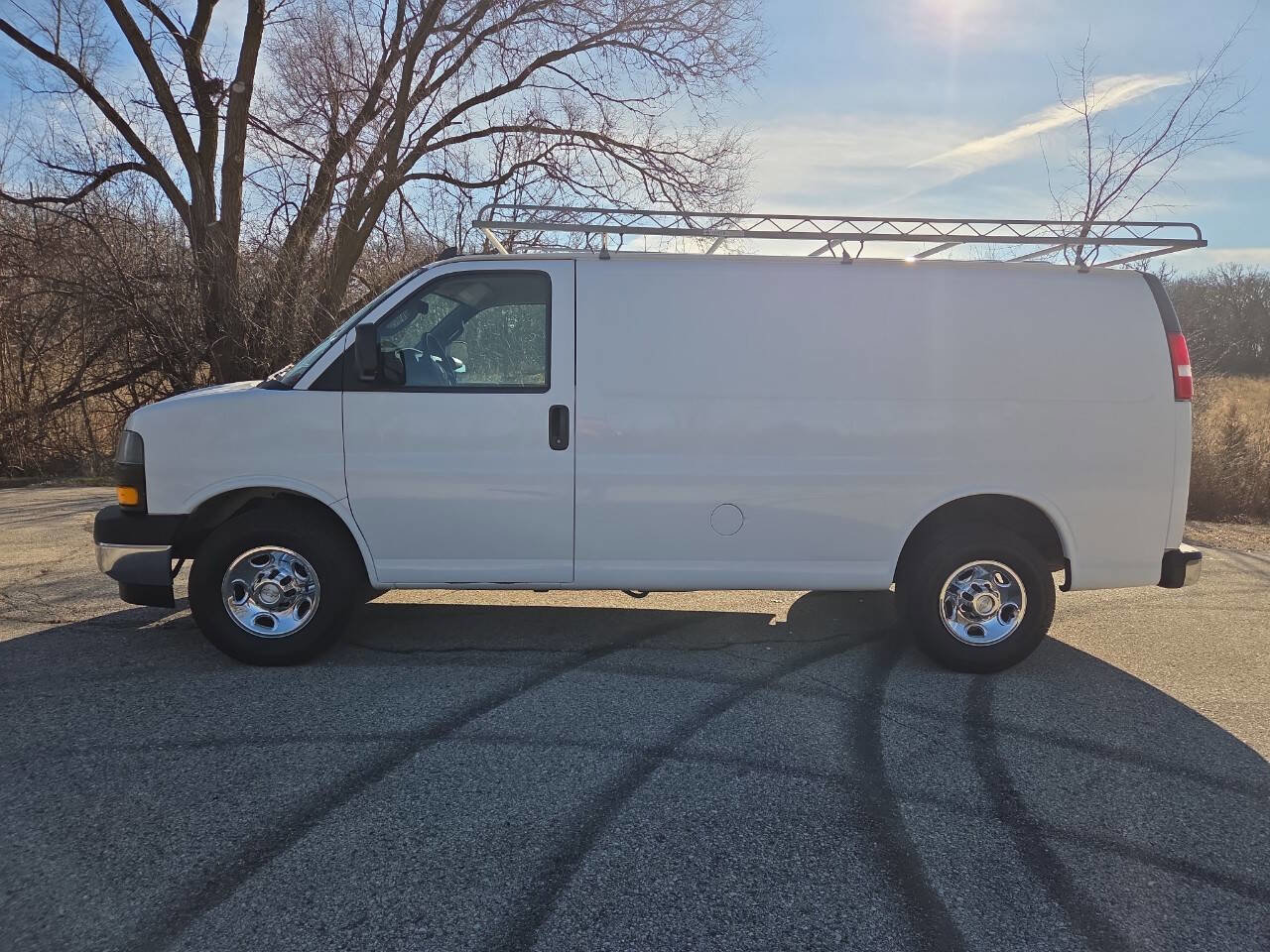 Used 2019 Chevrolet Express 3500 w/ Driver Convenience Package image 3