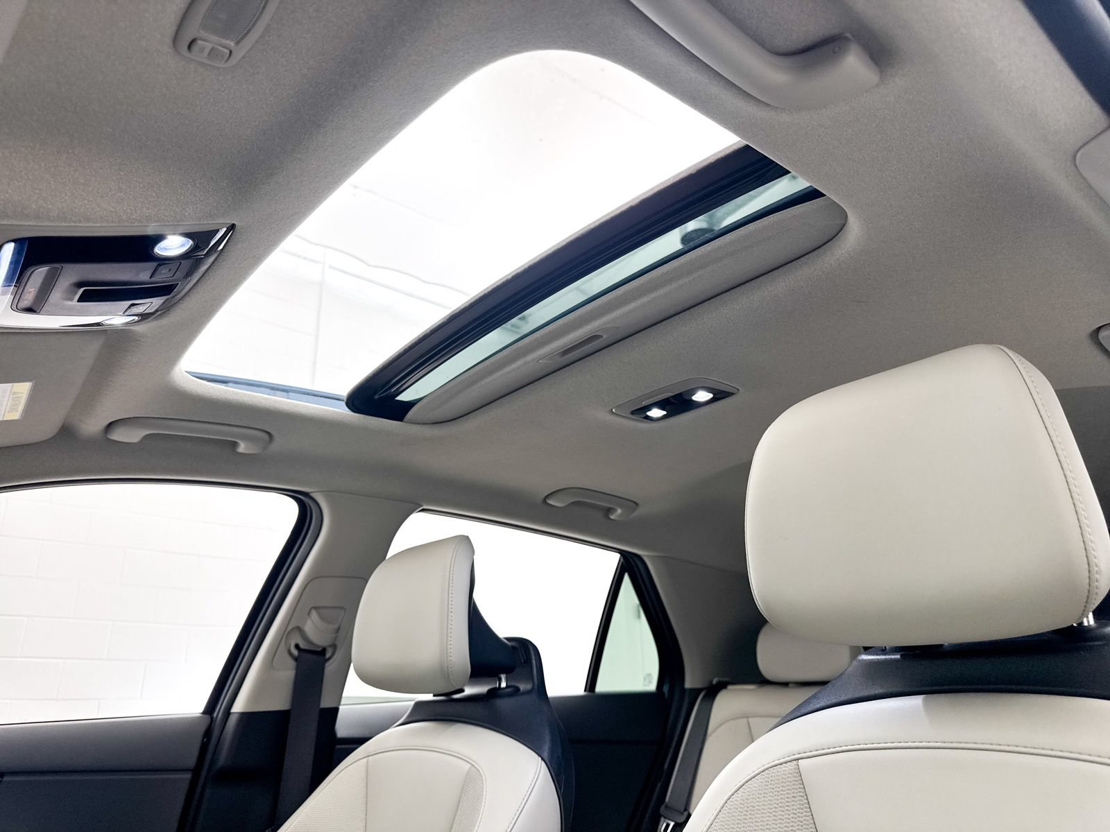 Certified 2025 Kia Niro EX Touring FWD image 3