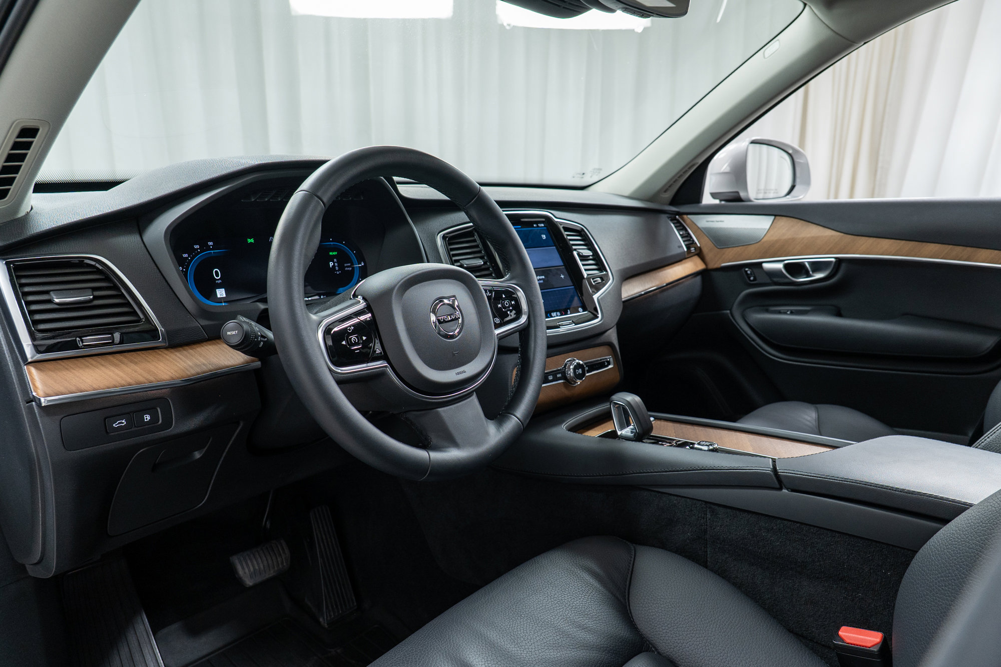 Used 2024 Volvo XC90 T8 Plus w/ Protection Package Premier image 12