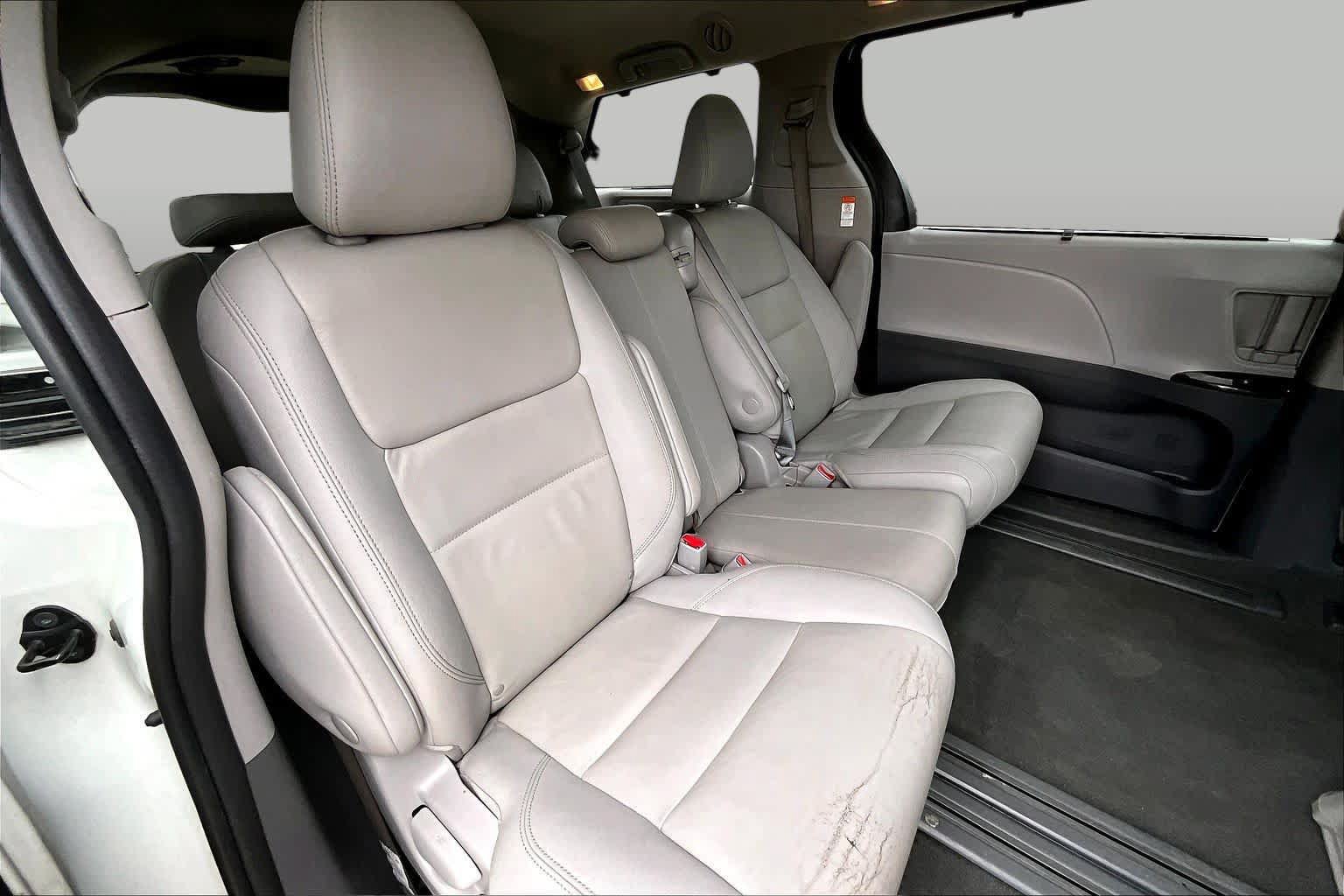 Used 2020 Toyota Sienna XLE Premium FWD image 18